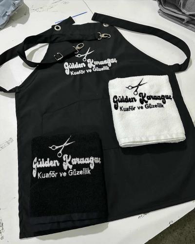 Logolu Kuaför ve Berber Önlüğü – Boyundan Askılı, Leke Tutmaz ve Şık Tasarım